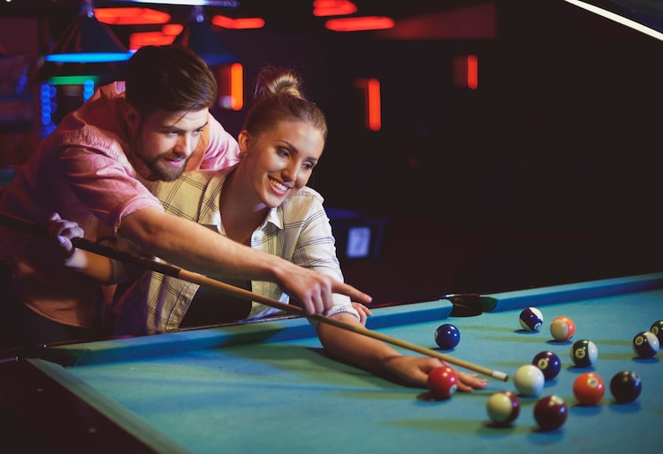 Photo gratuit vue rapprochée de jeunes amis qui s'amusent en jouant au billard.