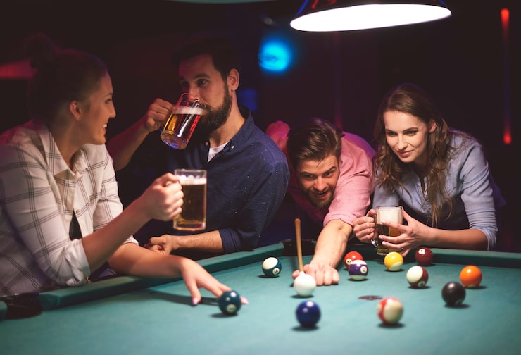 Photo gratuit vue rapprochée de jeunes amis qui s'amusent en jouant au billard.