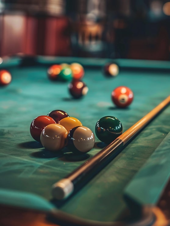 Photo des balles de billard et un bâton sur la table de billard concept de billard