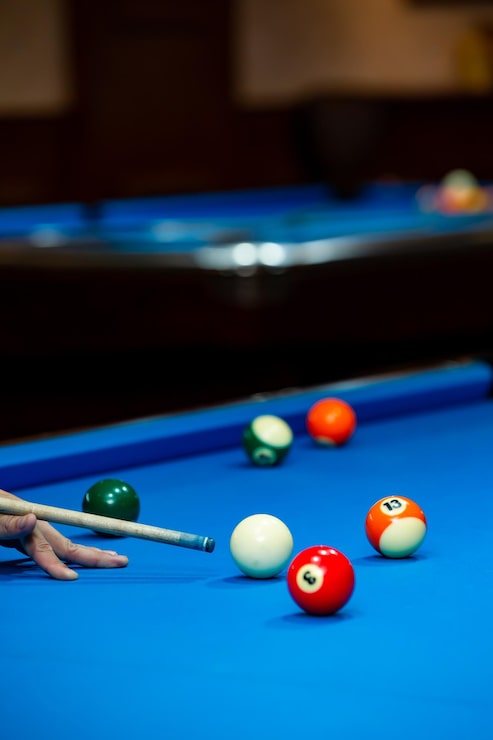 Photo billard bluetable visant boule blanche