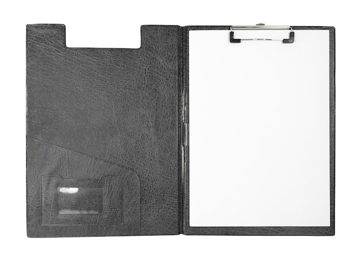 Photo close-up d'un livre ouvert sur un fond blanc