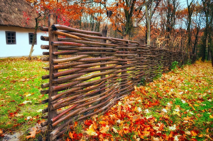 Photo une clôture en bois d'une vieille maison à l'automne