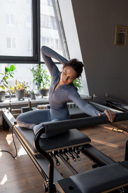Photo une femme faisant des exercices de sirène dans un studio de pilates moderne éclairé par le soleil incarnant la calme, la concentration et la force