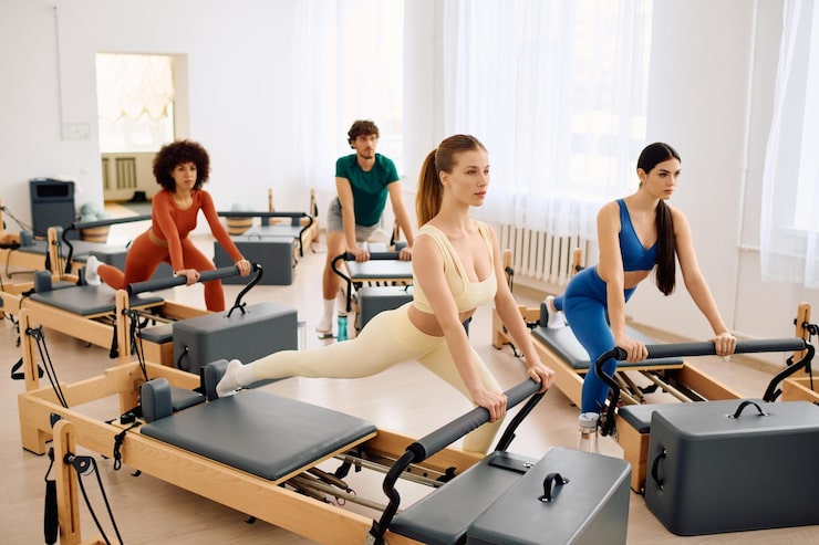 Photo un groupe dynamique s'engage dans un entraînement de pilates concentré dans un studio lumineux