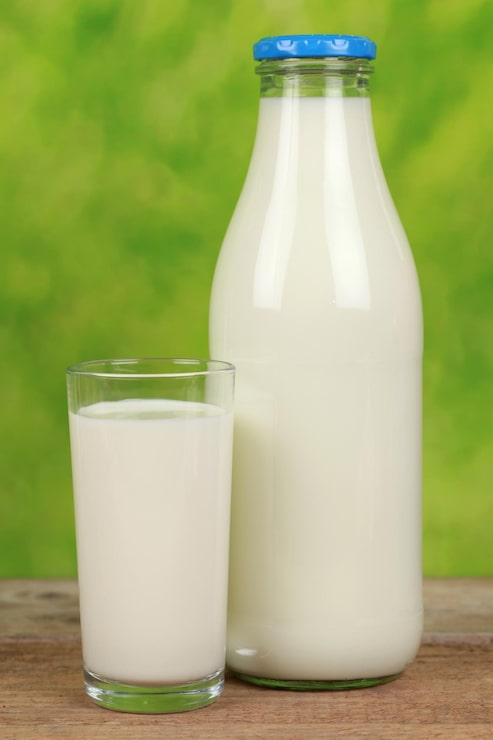 Photo lait en bouteille et en verre