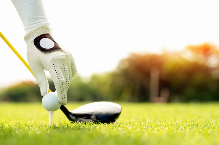 Photo main, tenue, balle golf, tee, parcours, tee, espace copie, cote droit