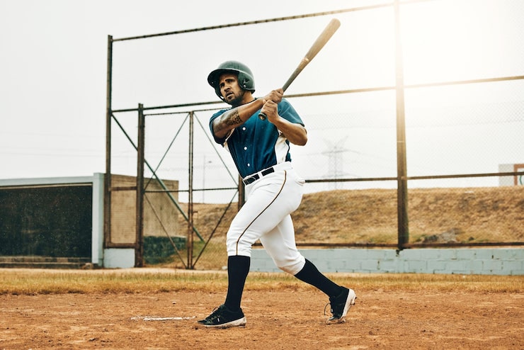 Photo match de stade de baseball ou balle frappée avec une batte sur un terrain de sport dans un jeu