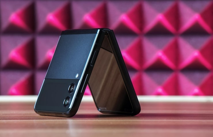Photo moscou, russie - 30 août 2021 : samsung lance officiellement le dernier smartphone phare samsung galaxy flip 3 avec écran pliable.