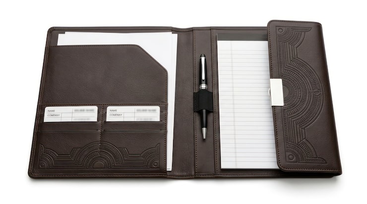 Photo organiseur exécutif professionnel en cuir marron avec stylo, cartes de visite et carnet pour le bureau.