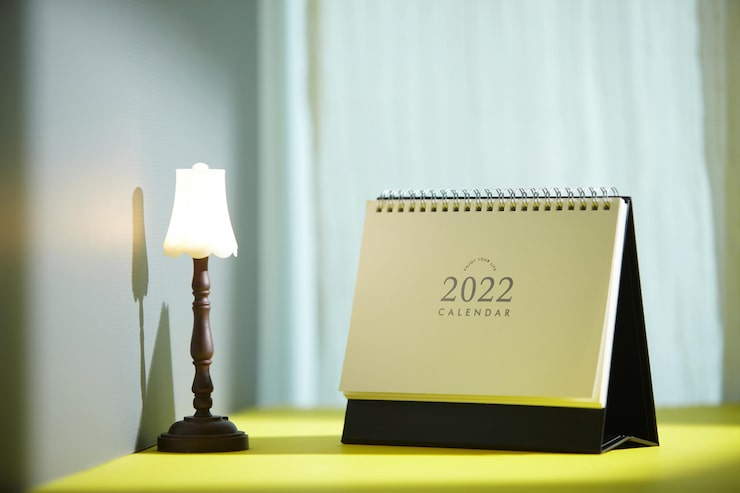 Photo petite lampe à satin et calendrier de bureau pour 2022