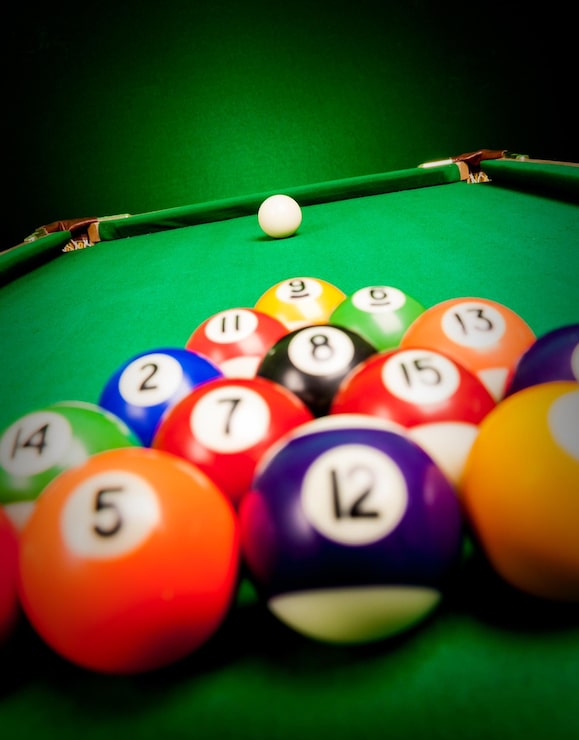Photo quinze sphères de billard reposent sur un tissu vert