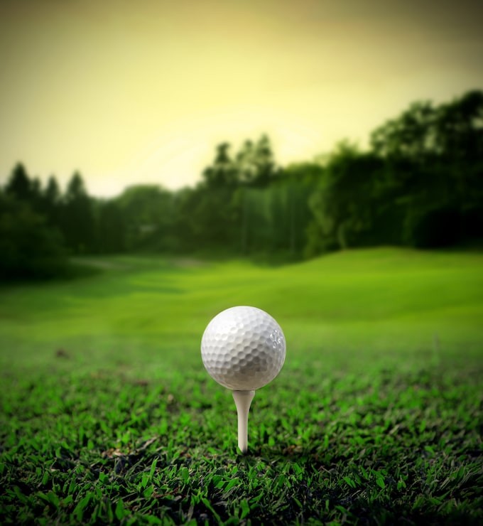 Photo terrain de golf avec une balle
