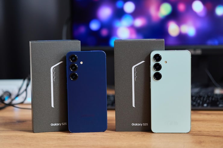Photo tioumen, russie, 11 décembre 2025 : un smartphone samsung s25 est posé à côté de sa boîte sur une surface en bois dans une pièce bien éclairée.