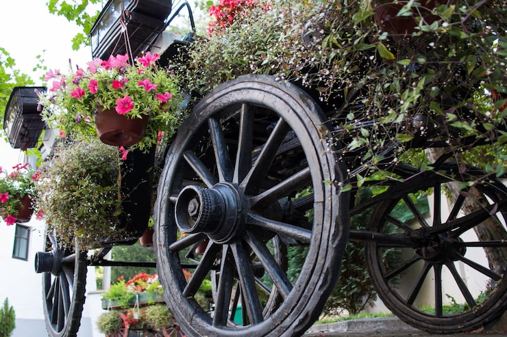 Photo vieille voiture rurale en bois rustique avec des fleurs d'été dedans