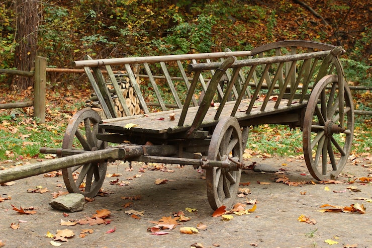 Photo un vieux chariot en bois