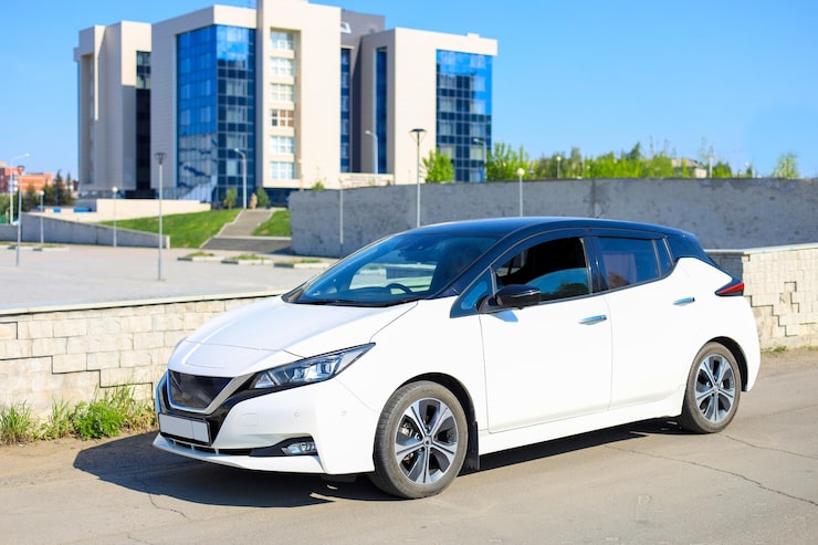 Photo voiture électrique blanche sur le fond de l'environnement urbain le concept d'énergie verte et d'écoénergie visant à réduire les émissions de co2