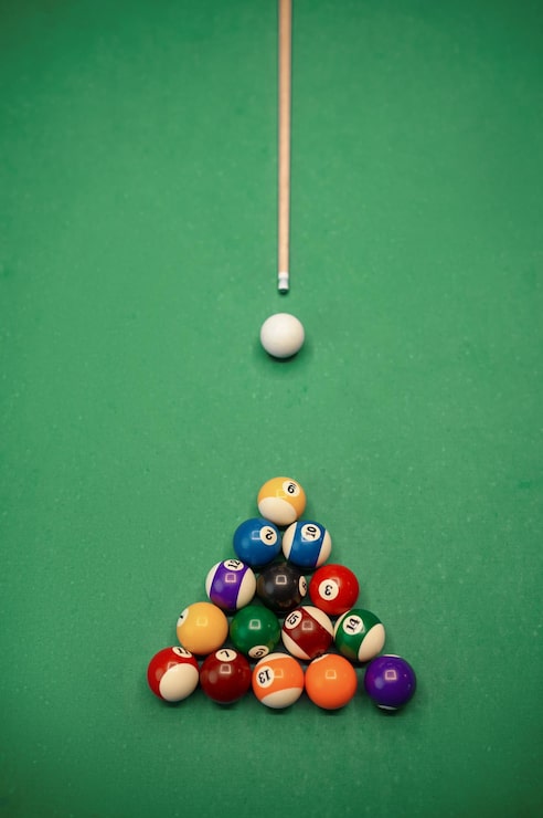 Photo vue de dessus sur la boule de billard et la queue