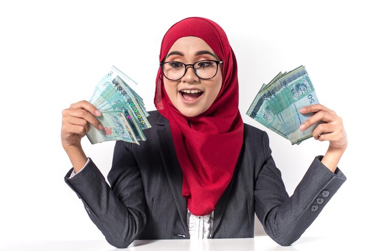 Foto portrett av en smilende ung kvinne som holder kamera mot hvit bakgrunn