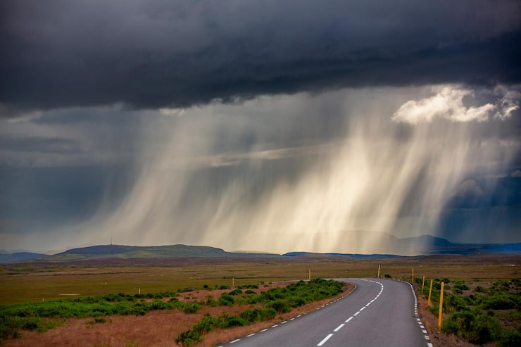Foto regn ser ut i det fjerne over landskapet