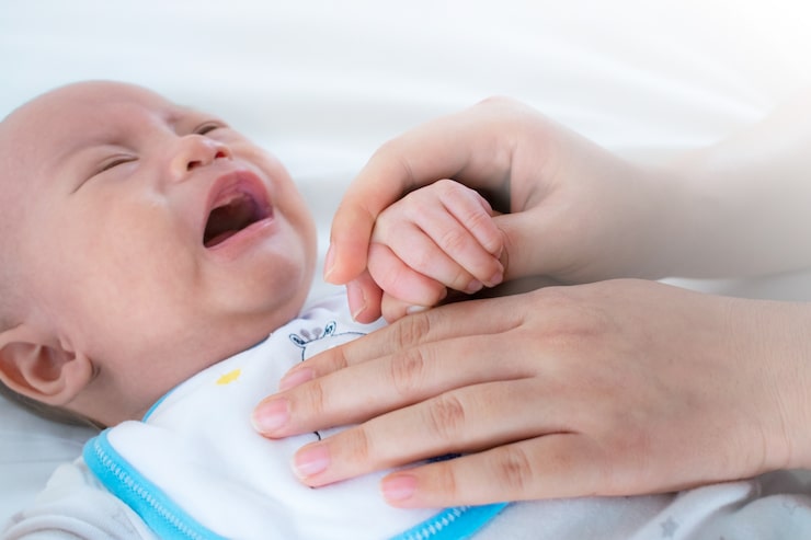 Foto baby nyfødt baby græder med moderens trøst