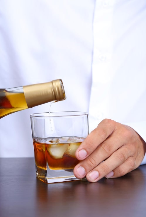 Bild bartender häller whisky i glas