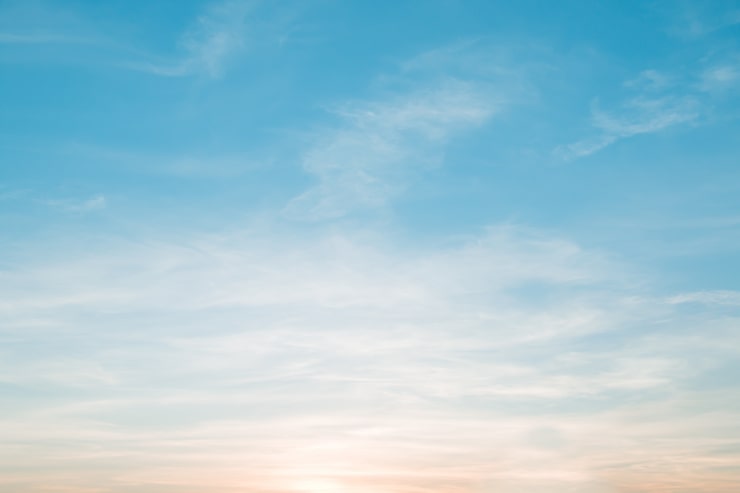 Foto blød overskyet er gradient pastel, abstrakt himmel baggrund i sød farve.