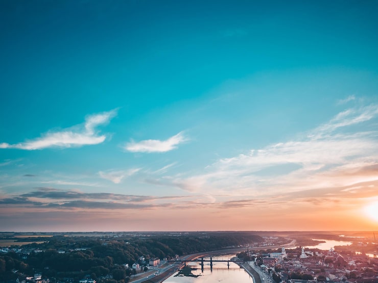 Foto bro over flod mod himmel under solnedgang
