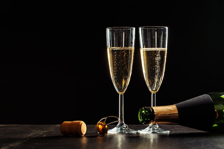 Bild champagneflaska och glas över mörk bakgrund