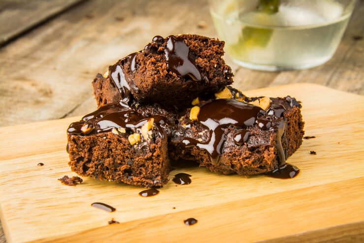 Bild choklad nöt brownie kaka dekorerad