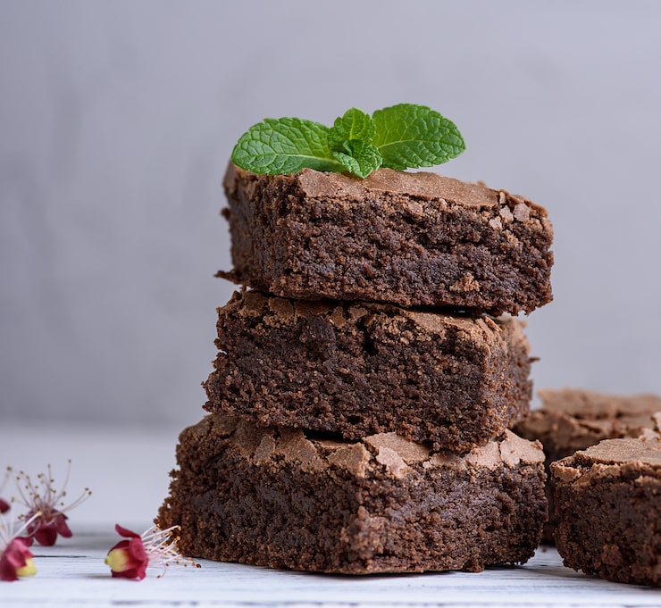 Bild en hög med fyrkantiga bitar av bakad browniepaj