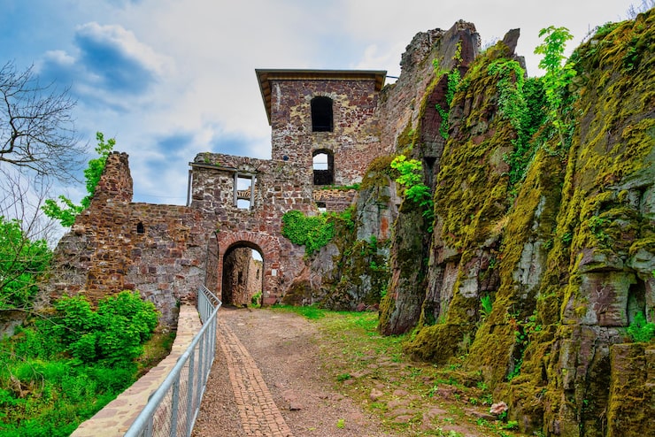 Bild en vy över slottsruinerna i hohnstein i harz nära nordhausen i tyskland. vackra slottsruiner i sommarväder.