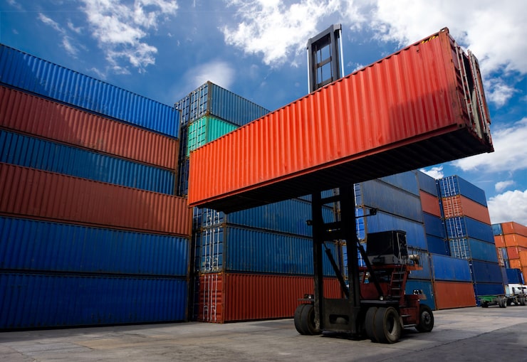 Foto gaffeltruck håndterer containerboks i shippingindustrien