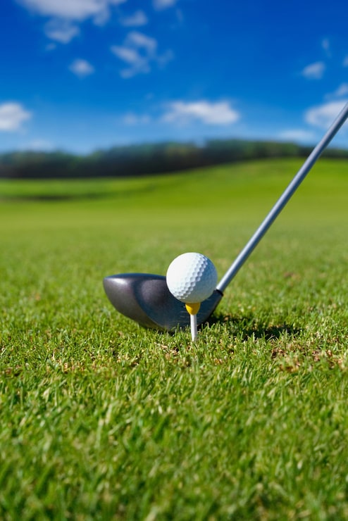 Bild golfklubba med boll på tee
