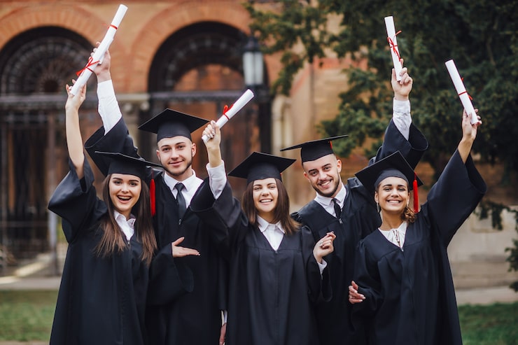 Bild grupp studenter deltar i examensceremonin. fin dag