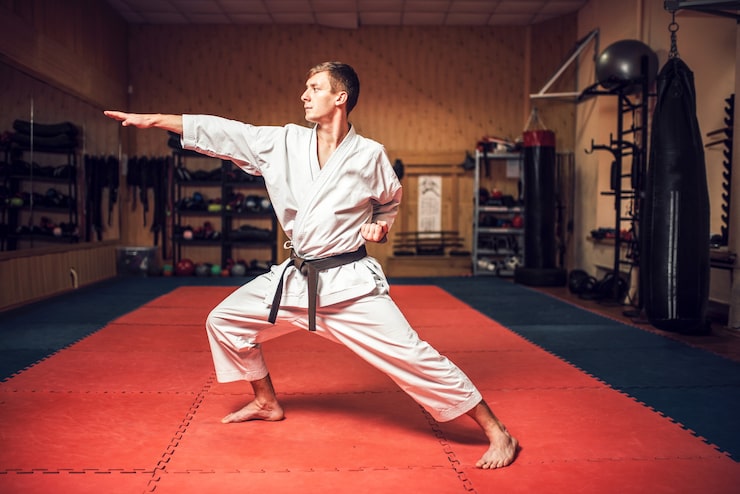 Bild kampsportsmästare på träning i gymmet