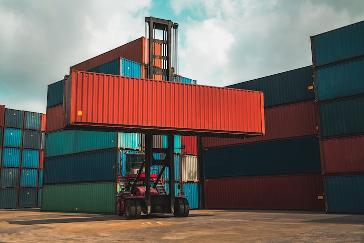 Foto lastcontainer til oversøisk forsendelse på værft med tung maskine.