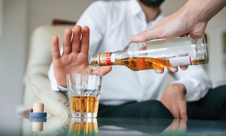 Bild man avvisar alkohol. inget mer drickande