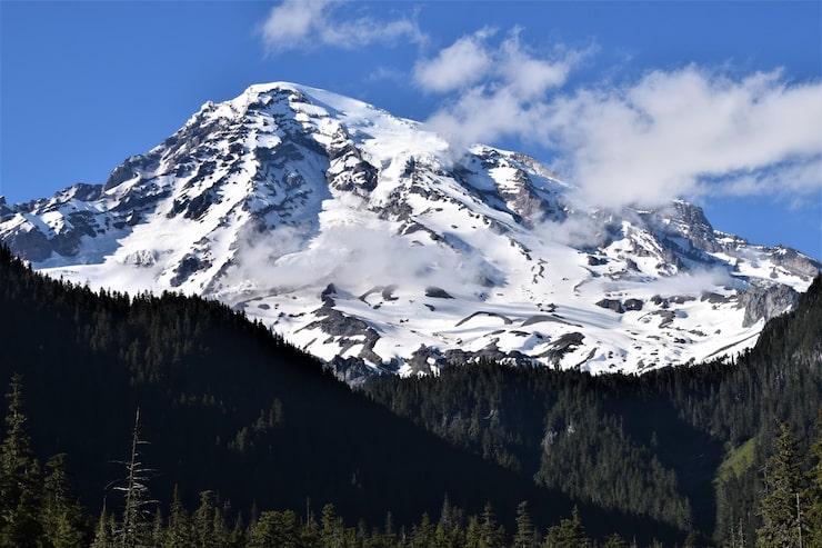 Bild naturskön vy över snötäckta berg mot himlen