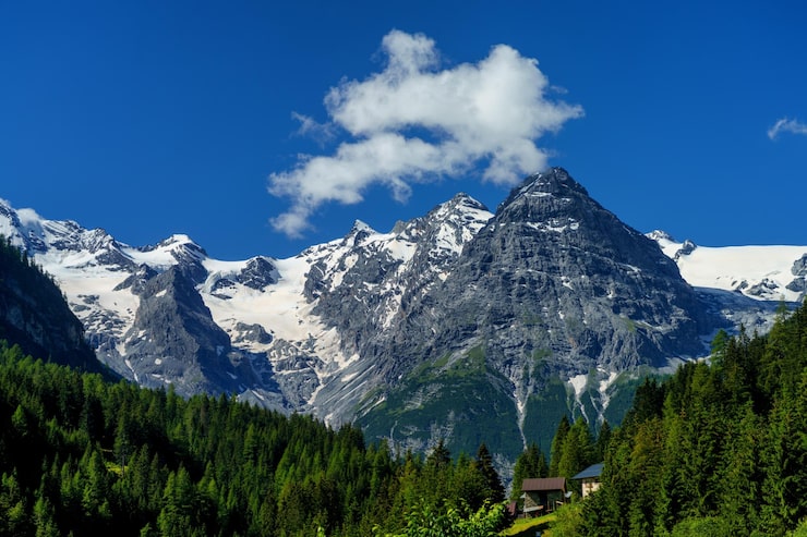 Bild naturskön vy över snötäckta berg mot himlen