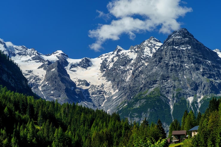 Bild naturskön vy över snötäckta berg mot himlen