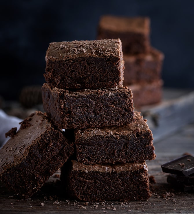 Bild stack av fyrkantiga bitar av bakad brun browniepaj