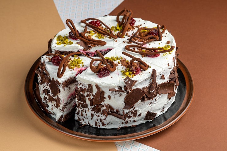 Bild svart bakgrund och tårta. tre chokladtårtor. toppvy med kopieringsutrymme