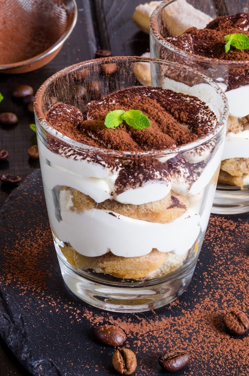 Bild tiramisu serverad i glas