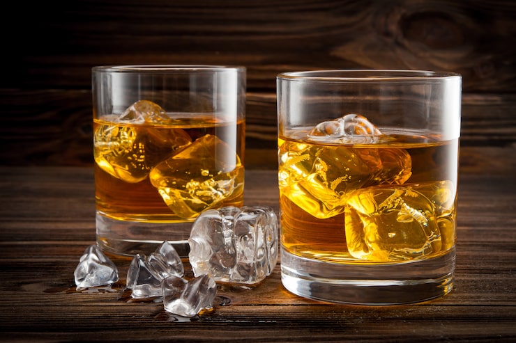 Bild två glas med is och whisky