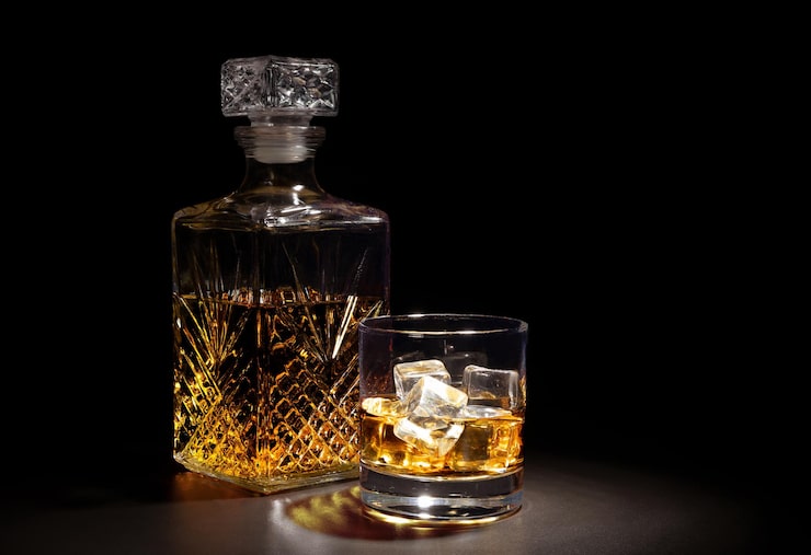 Bild whiskey on the rocks i mörk bakgrund