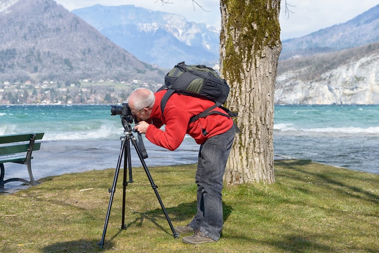 Fotoğraf adam dalgaların fotoğrafını çekti