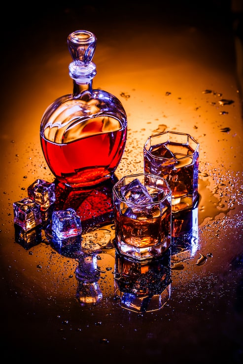 Fotoğraf dekantör ve alkol ve buzlu iki bardak