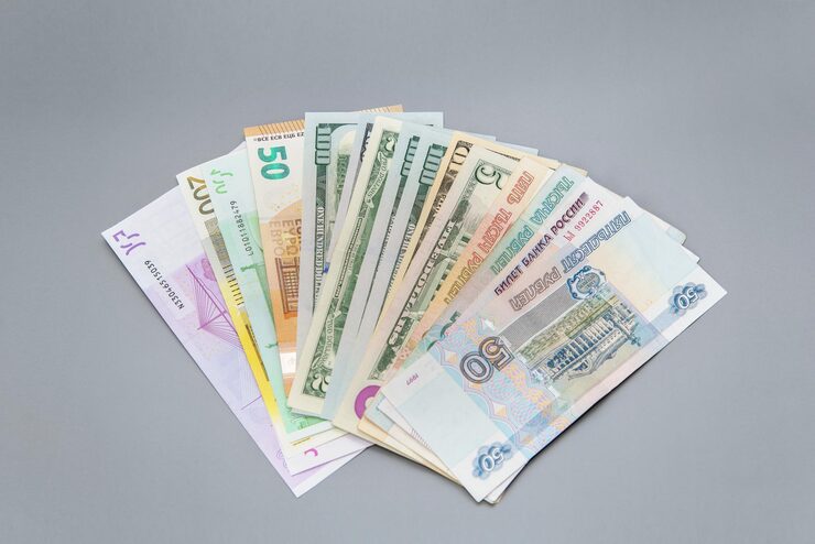 Fotoğraf gri bir arka planda faturalar euro abd doları rus rublesi banknotları. para biriktirmek