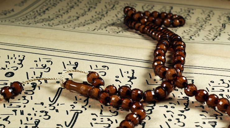 Fotoğraf müslüman dininin kutsal kitabı olan kuran ve namaz sayma tesbihi fotoğrafı