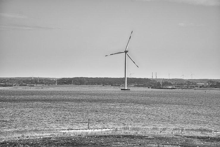 Kuva merituulivoimala mustavalkoisena tulevaisuuden vihreä energia uusiutuva sähköntuotanto
